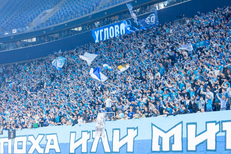 #Все в наших цветах: болельщики на матче «Зенит» — «Ахмат»