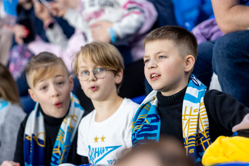 #Все в наших цветах: болельщики на матче «Зенит» — «Ахмат»