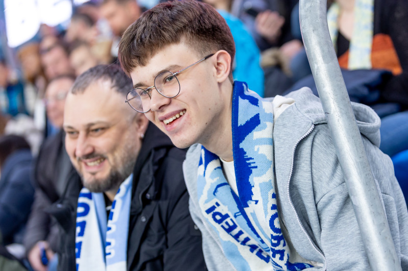 #Все в наших цветах: болельщики на матче «Зенит» — «Ахмат»