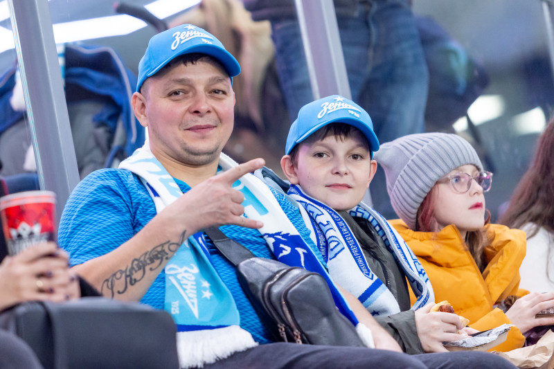 #Все в наших цветах: болельщики на матче «Зенит» — «Ахмат»