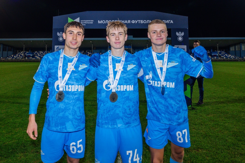 Награждение «Зенита»-м серебряными медалями Молодежной футбольной лиги