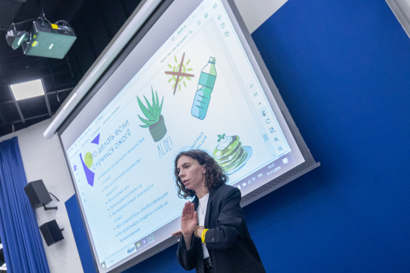 Представители  ФГБУ «НМИЦ им. В.А. Алмазова» проводят лекцию для игроков Академии.