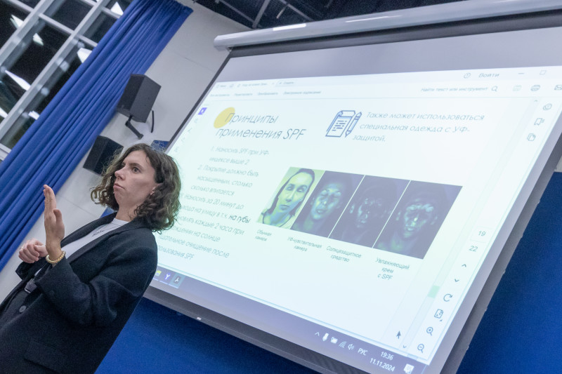 Представители  ФГБУ «НМИЦ им. В.А. Алмазова» проводят лекцию для игроков Академии.