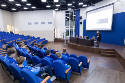 Представители  ФГБУ «НМИЦ им. В.А. Алмазова» проводят лекцию для игроков Академии.