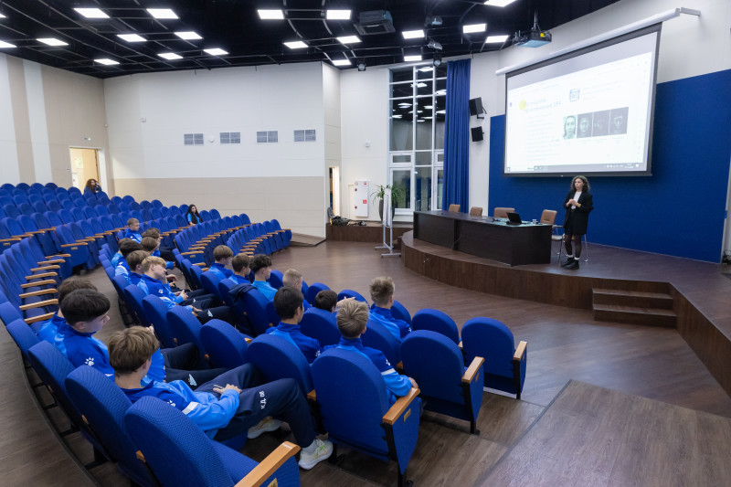 Представители  ФГБУ «НМИЦ им. В.А. Алмазова» проводят лекцию для игроков Академии.