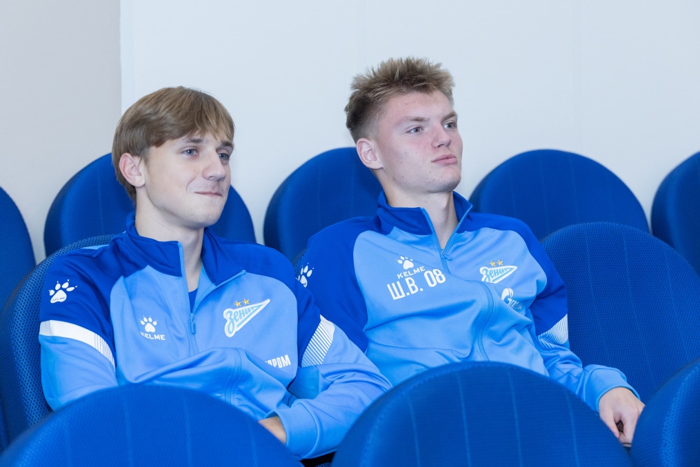 Представители  ФГБУ «НМИЦ им. В.А. Алмазова» проводят лекцию для игроков Академии.