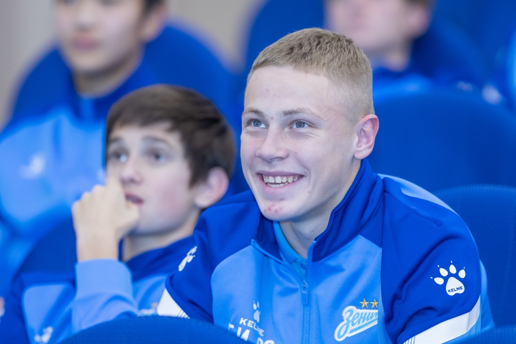 Представители  ФГБУ «НМИЦ им. В.А. Алмазова» проводят лекцию для игроков Академии.