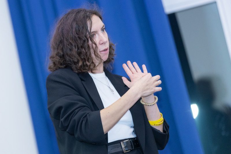 Представители  ФГБУ «НМИЦ им. В.А. Алмазова» проводят лекцию для игроков Академии.