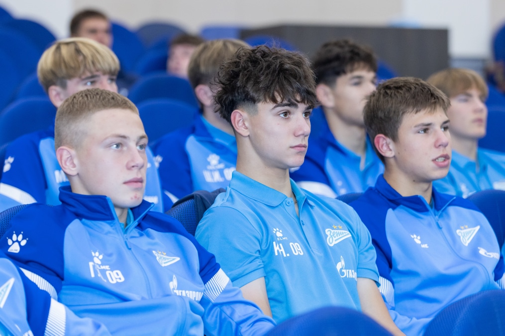 Представители  ФГБУ «НМИЦ им. В.А. Алмазова» проводят лекцию для игроков Академии.