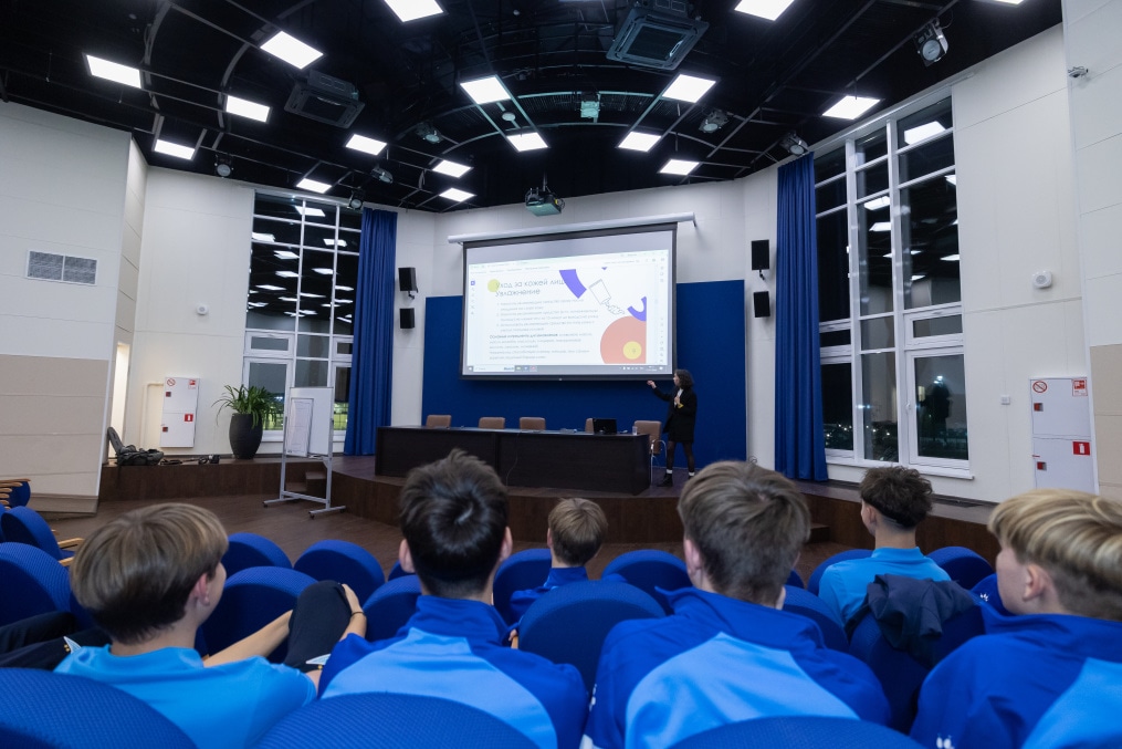 Представители  ФГБУ «НМИЦ им. В.А. Алмазова» проводят лекцию для игроков Академии.