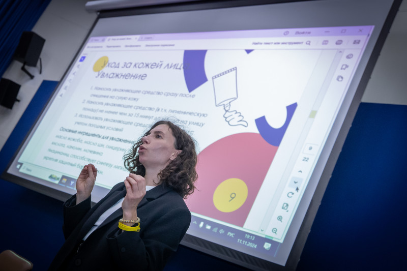 Представители  ФГБУ «НМИЦ им. В.А. Алмазова» проводят лекцию для игроков Академии.