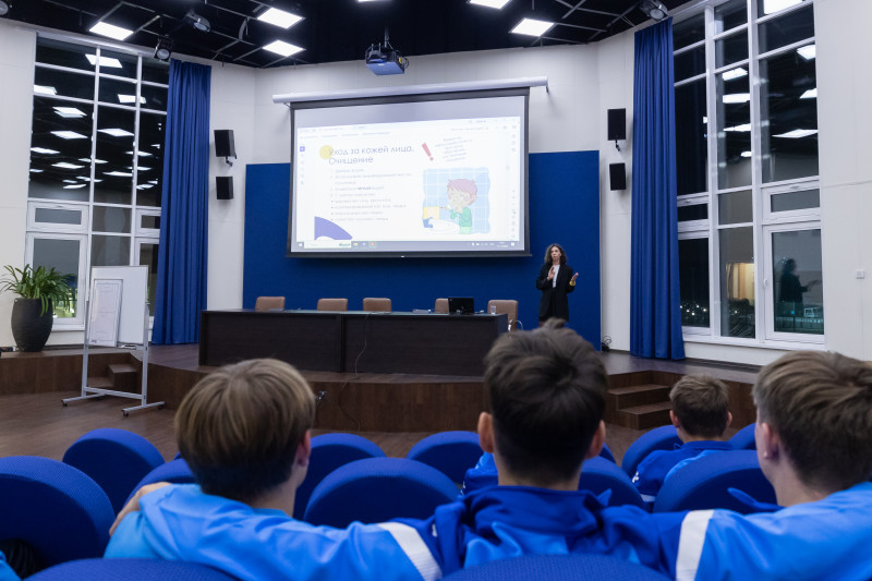 Представители  ФГБУ «НМИЦ им. В.А. Алмазова» проводят лекцию для игроков Академии.