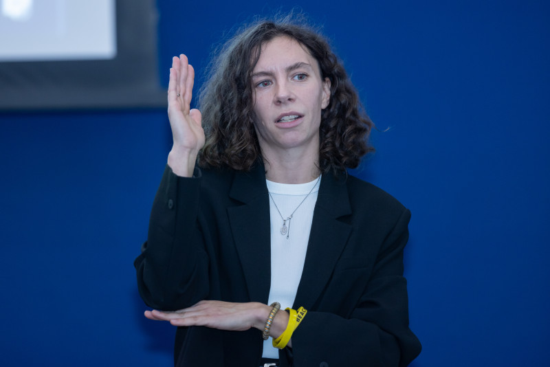 Представители  ФГБУ «НМИЦ им. В.А. Алмазова» проводят лекцию для игроков Академии.