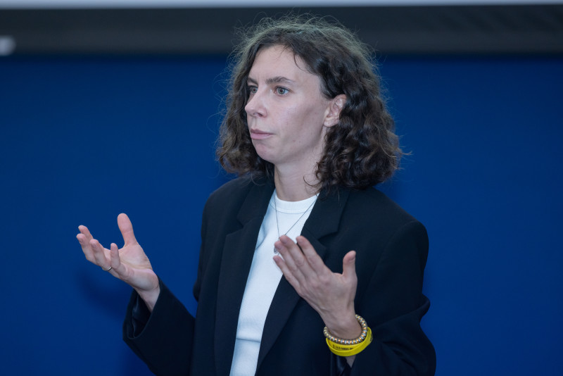 Представители  ФГБУ «НМИЦ им. В.А. Алмазова» проводят лекцию для игроков Академии.