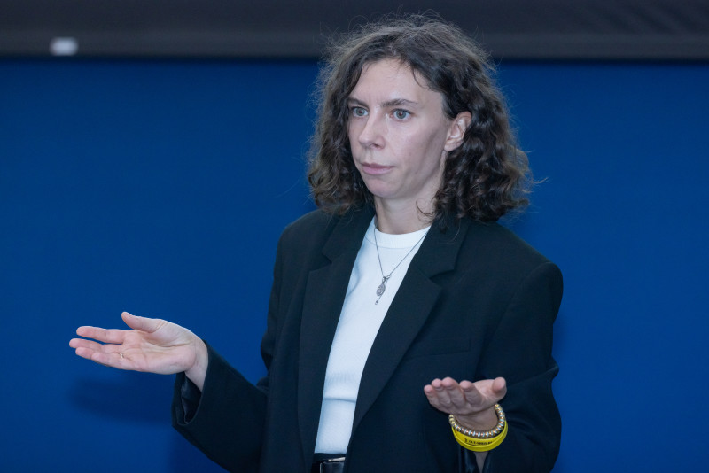 Представители  ФГБУ «НМИЦ им. В.А. Алмазова» проводят лекцию для игроков Академии.