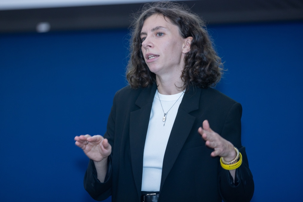 Представители  ФГБУ «НМИЦ им. В.А. Алмазова» проводят лекцию для игроков Академии.