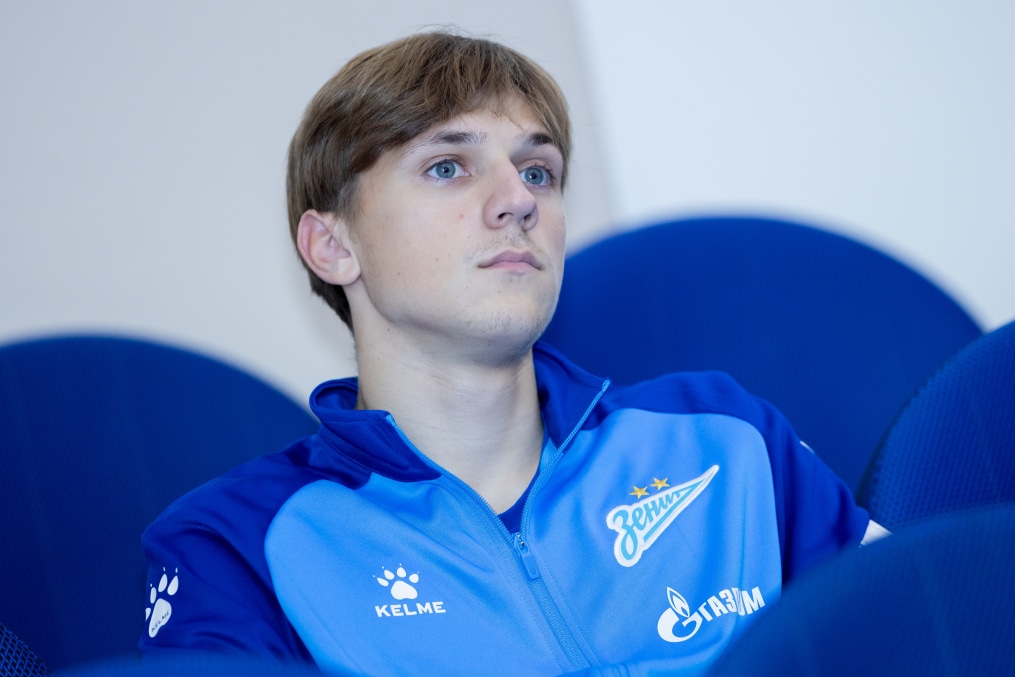 Представители  ФГБУ «НМИЦ им. В.А. Алмазова» проводят лекцию для игроков Академии.