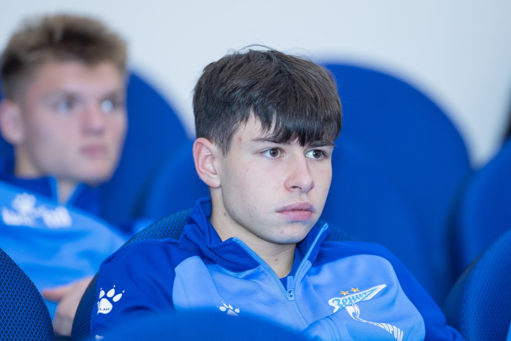 Представители  ФГБУ «НМИЦ им. В.А. Алмазова» проводят лекцию для игроков Академии.