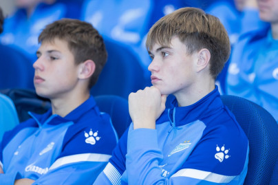 Представители  ФГБУ «НМИЦ им. В.А. Алмазова» проводят лекцию для игроков Академии.