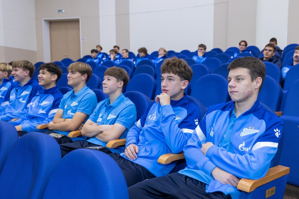 Представители  ФГБУ «НМИЦ им. В.А. Алмазова» проводят лекцию для игроков Академии.