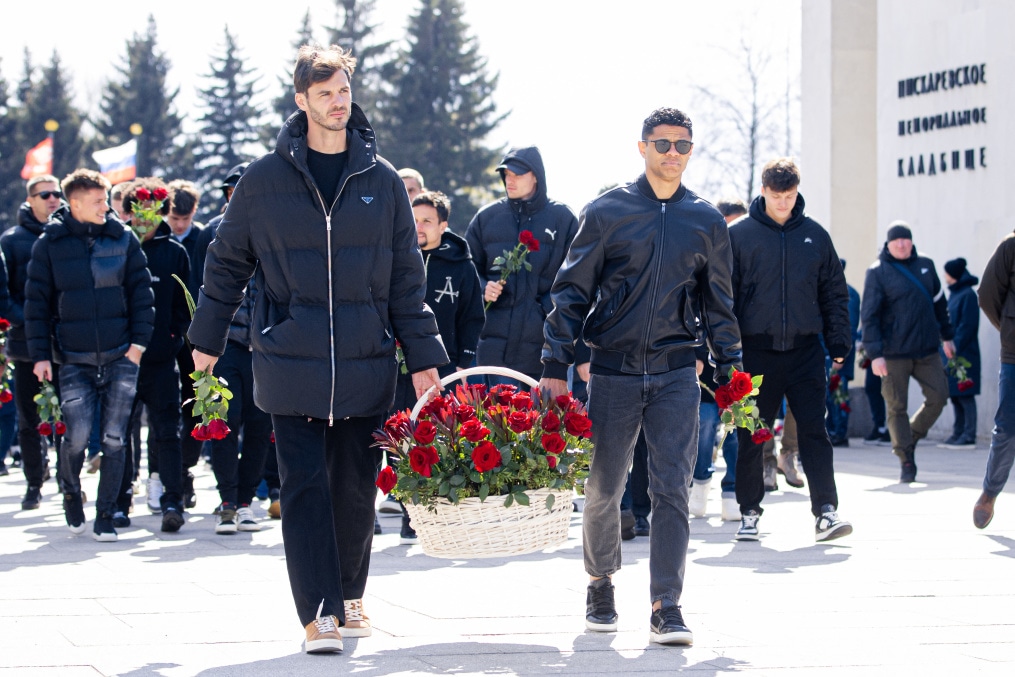 Команды «Зенита» возложили цветы к монументу «Мать-Родина» на Пискаревском мемориале