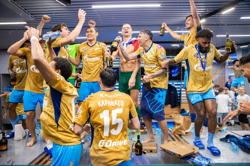 «Зенит» празднует Чемпионство в раздевалке после матча с «Ростовом»