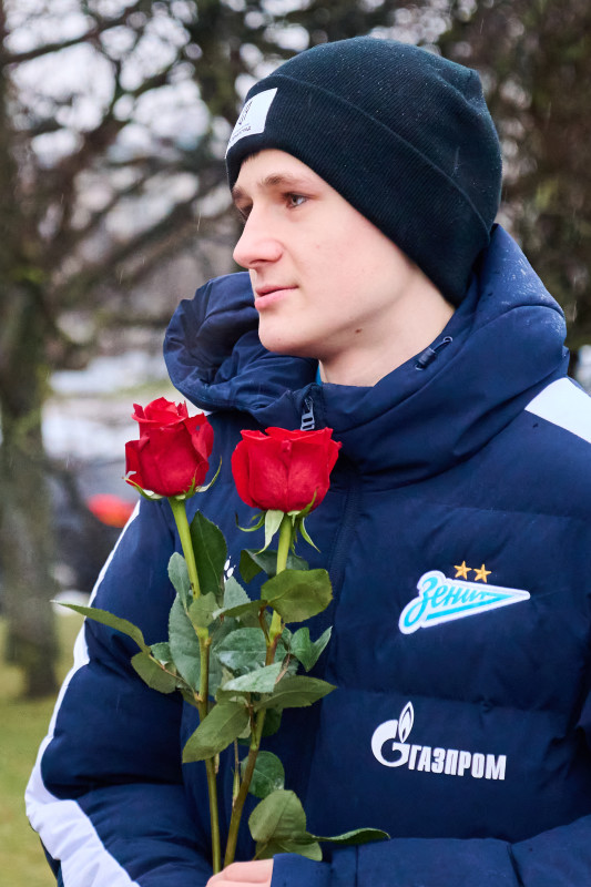 Возложение цветов к Монументу героическим защитникам Ленинграда