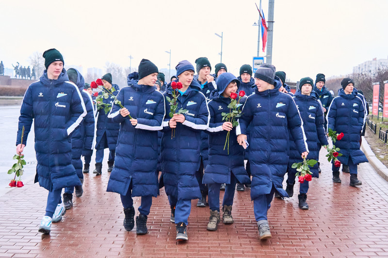 Возложение цветов к Монументу героическим защитникам Ленинграда