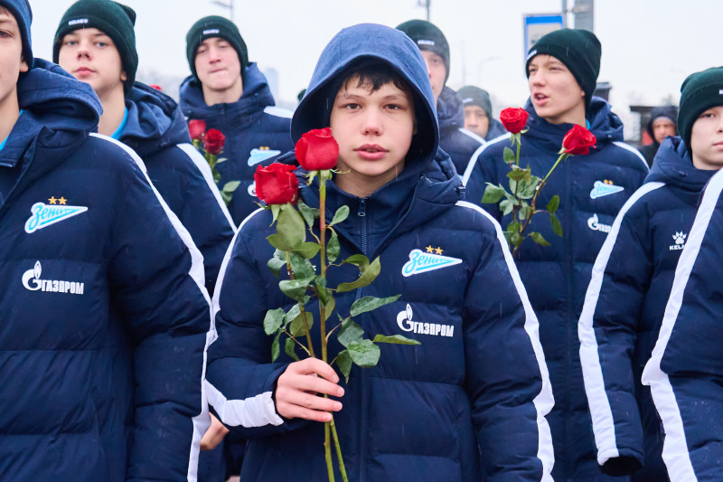 Возложение цветов к Монументу героическим защитникам Ленинграда