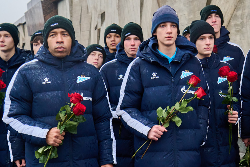 Возложение цветов к Монументу героическим защитникам Ленинграда