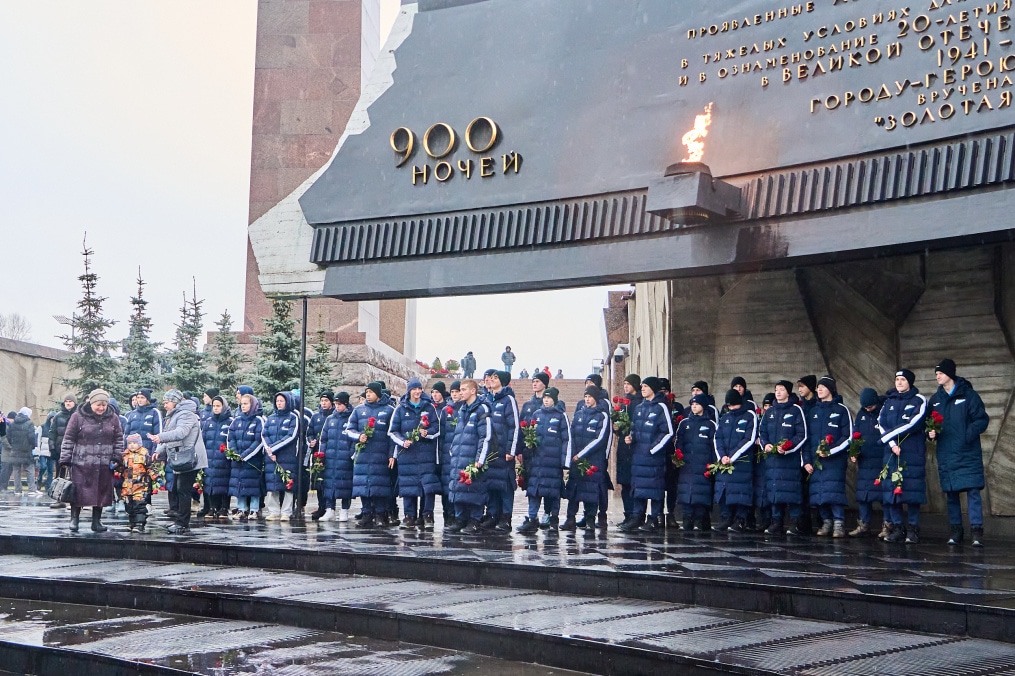 Возложение цветов к Монументу героическим защитникам Ленинграда