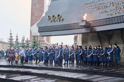 Возложение цветов к Монументу героическим защитникам Ленинграда