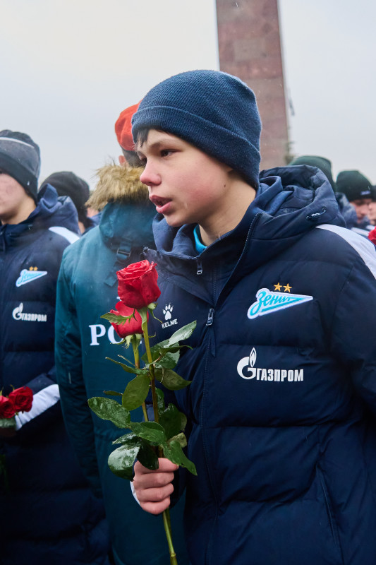 Возложение цветов к Монументу героическим защитникам Ленинграда
