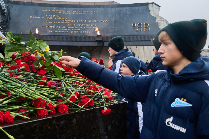 Возложение цветов к Монументу героическим защитникам Ленинграда
