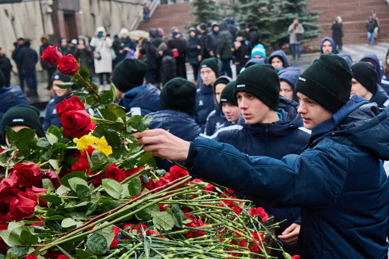 Возложение цветов к Монументу героическим защитникам Ленинграда