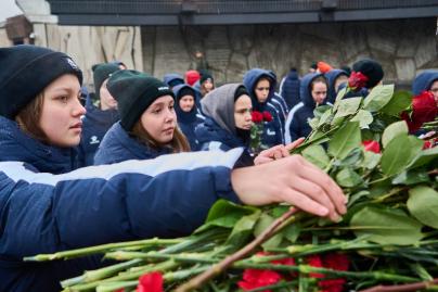 Возложение цветов к Монументу героическим защитникам Ленинграда