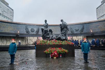 Возложение цветов к Монументу героическим защитникам Ленинграда