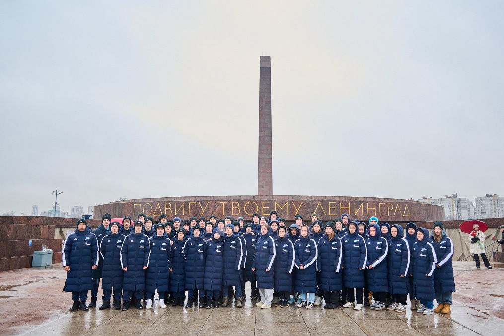 Возложение цветов к Монументу героическим защитникам Ленинграда