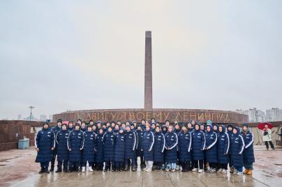 Возложение цветов к Монументу героическим защитникам Ленинграда