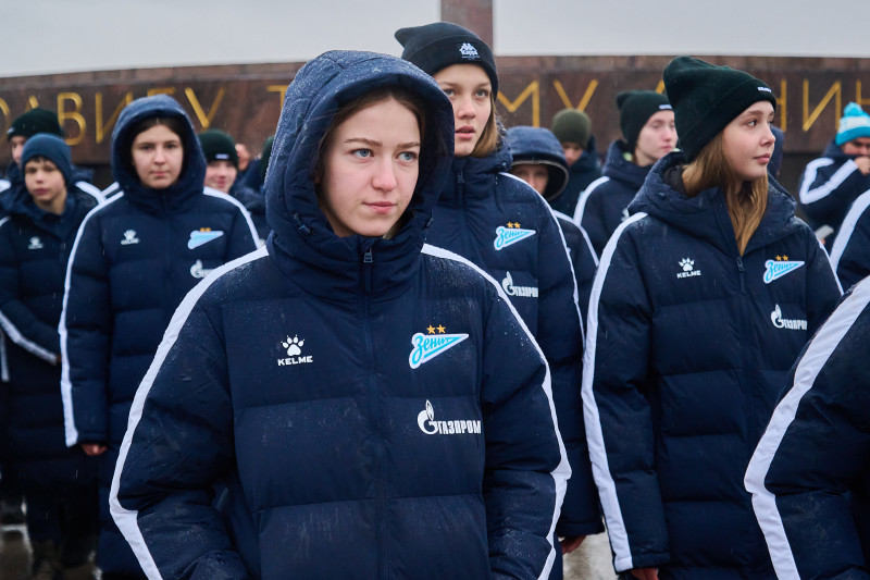 Возложение цветов к Монументу героическим защитникам Ленинграда