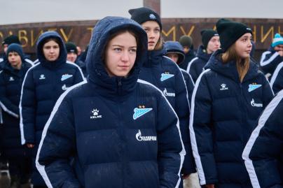 Возложение цветов к Монументу героическим защитникам Ленинграда