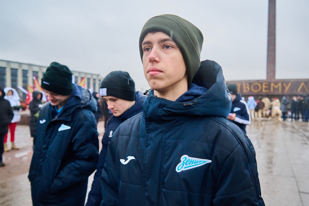 Возложение цветов к Монументу героическим защитникам Ленинграда