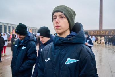 Возложение цветов к Монументу героическим защитникам Ленинграда