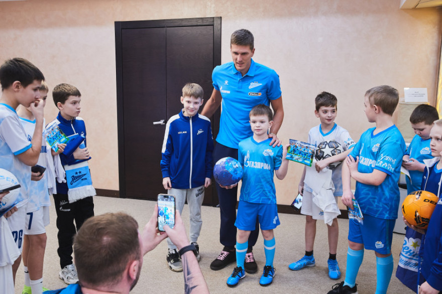 Автограф-сессия для детей из школы «Зенит-Чемпионика» в Воронеже