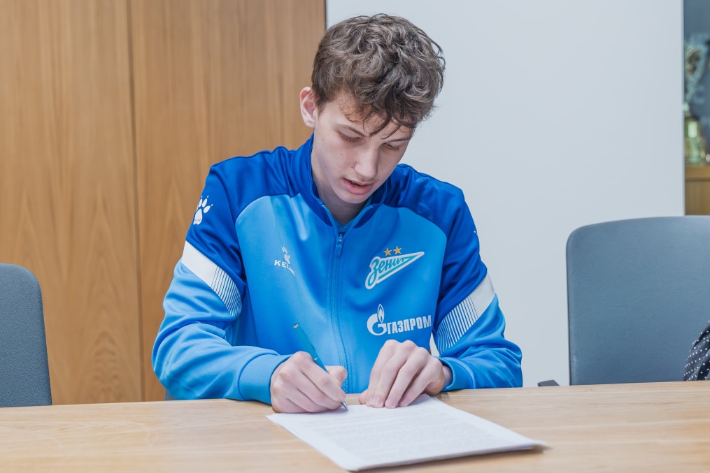 Подписание первого профессионального контракта с воспитанником Академии — Климом Денисовым