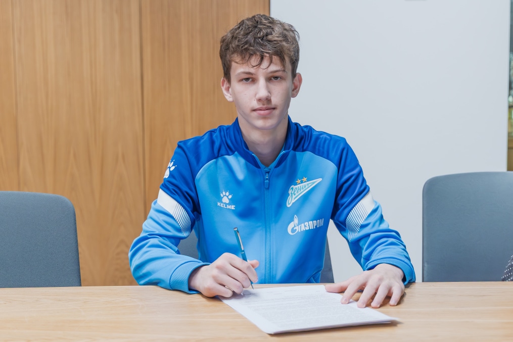 Подписание первого профессионального контракта с воспитанником Академии — Климом Денисовым