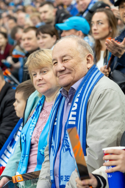 «Все в наших цветах»: болельщики на матче «Зенит»—«Химки»