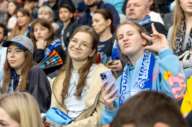 «Все в наших цветах»: болельщики на матче «Зенит»—«Химки»