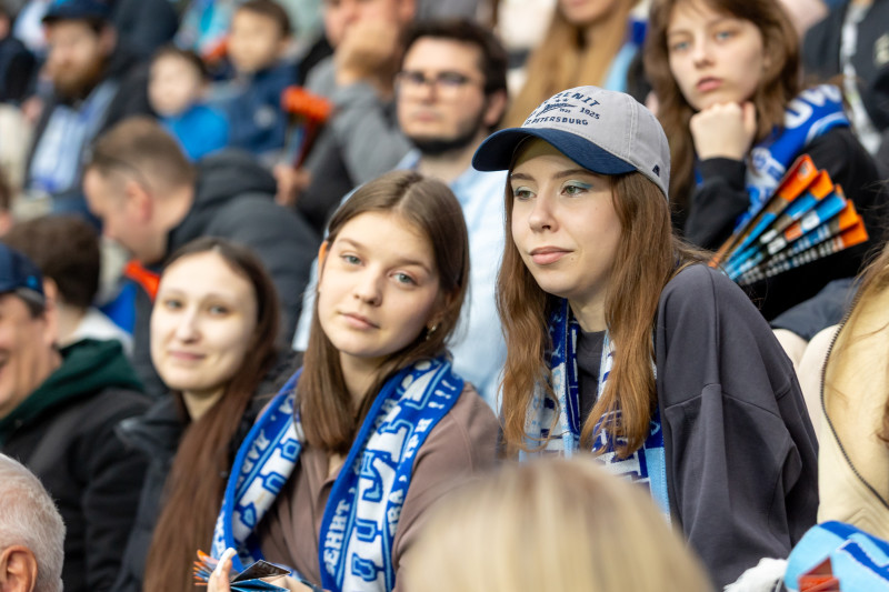 «Все в наших цветах»: болельщики на матче «Зенит»—«Химки»