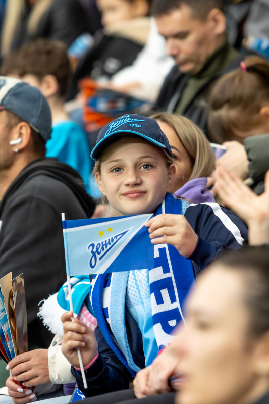 «Все в наших цветах»: болельщики на матче «Зенит»—«Химки»